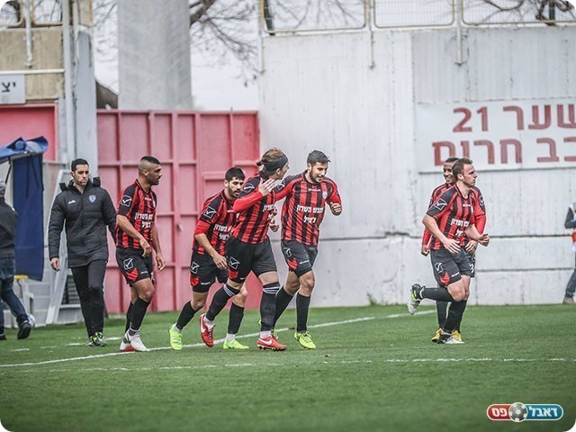 שולוקובסקי חוגג את השער הראשון (נזיה סולטאן)